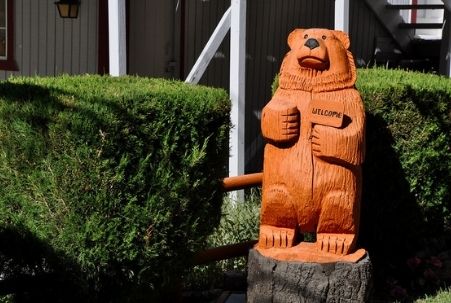 Welcome carved bear at Big Bear Lake lodging