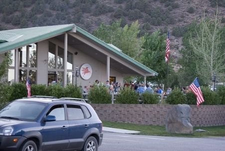 The exterior of the Whoa Nellie Deli in Lee Vining, CA.